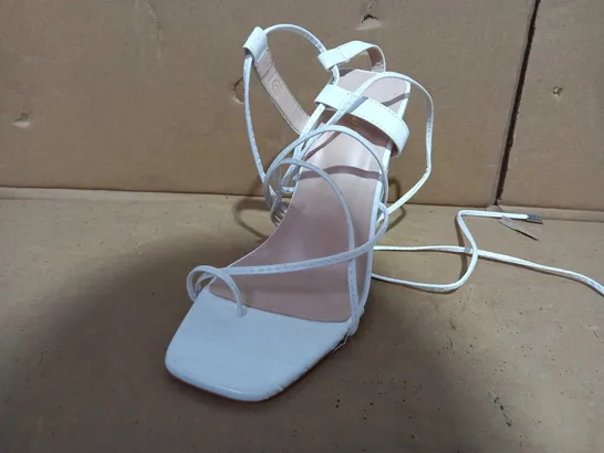 BOXED PAIR OF PRETTY LITTLE THING WHITE FAUX LEATHER HEELS UK SIZE 3