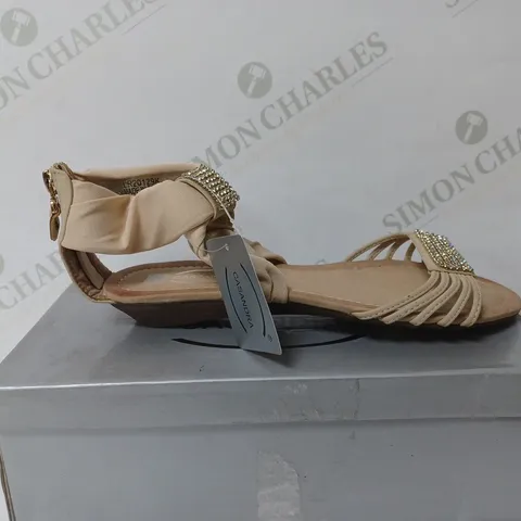 BOXED PAIR OF CASANDRA SANDALS IN BEIGE SIZE 4 