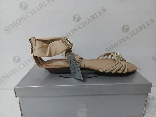 BOXED PAIR OF CASANDRA SANDALS IN BEIGE SIZE 4 