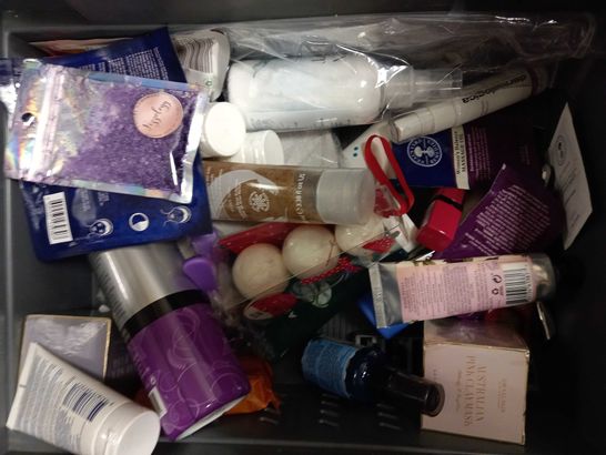 LOT OF APPROXIMATELY 20 ASSORTED HEALTH & BEAUTY ITEMS, TO INCLUDE THE BODY SHOP, FRAGRANCE SAMPLERS, SOAP & GLORY, ETC