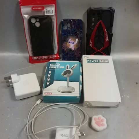 APPROXIMATELY 20 ASSORTED SMARTPHONE ACCESSORIES TO INCLUDE POWER BANKS, CHARGING CABLES, PROTECTIVE CASES ETC 