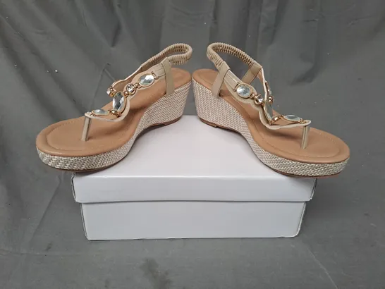 BOXED PAIR OF DESIGNER WEDGE TOE-POST SANDALS IN BEIGE W. JEWEL EFFECT EU SIZE 39