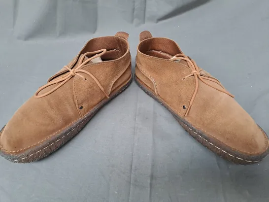 BOXED PAIR OF CLARKS SHOES IN BROWN UK SIZE 7