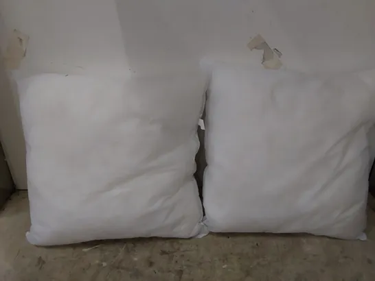 2 SQUARE CUSHIONS (2 ITEMS)