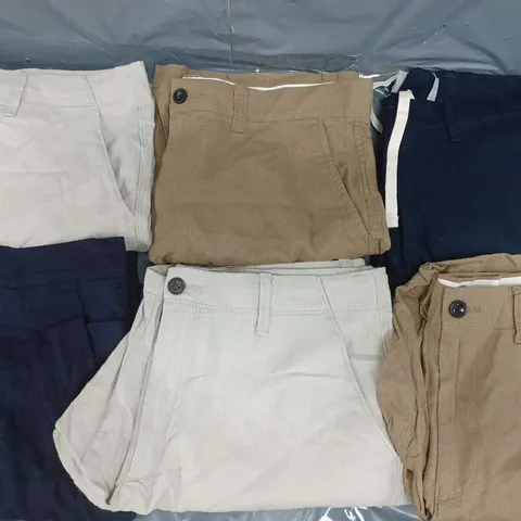 BOX OF APPROXIMATELY 10 ASSORTED PAIRS OF SHORTS IN VARIOUS COLOURS AND SIZES