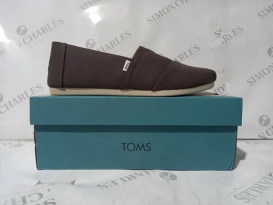 BOXED PAIR OF TOMS ALPARGATA COTTON CANVAS SHOES IN ASH UK SIZE 8