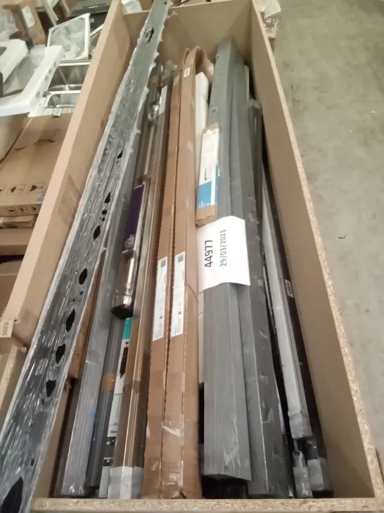 CRATE OF DECKING & BATHROOM ACCESSORIES 