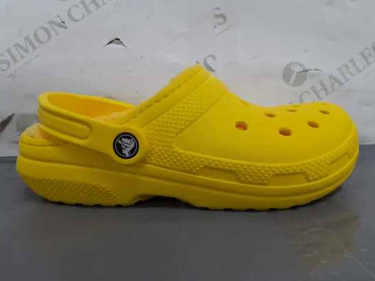 BOXED PAIR OF CROCS CLASSIC LINED CLOGS IN YELLOW UK SIZE M4/W5