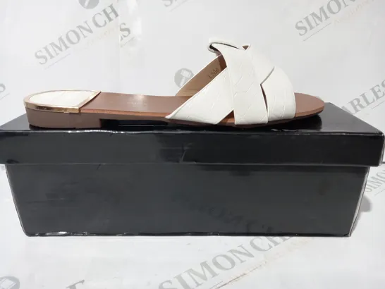 BOXED PAIR OF PRETTY LITTLE THING OPEN TOE FLAT SANDALS IN WHITE SIZE 5