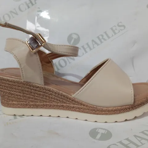 PAIR OF DESIGNER OPEN TOE WEDGE SANDALS IN CREAM EU SIZE 36