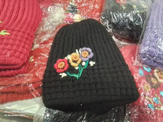 LOT CONTAINING LARGE AMOUNT OF BAGGED WOOLEN HATS IN VARIOUS COLOURS AND DESIGNS 