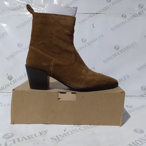 BOXED PAIR OF MNG BLCOK HEEL ANKLE BOOTS IN TAN UK SIZE 8