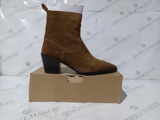 BOXED PAIR OF MNG BLCOK HEEL ANKLE BOOTS IN TAN UK SIZE 8