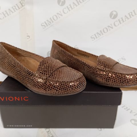 BOXED PAIR OF VIONIC SLIP ON PODIATRIST SHOES (BROWN, SIZE 6)