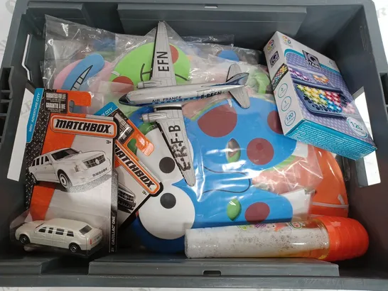 BOX OF APPROX 20 ASSORTED TOYS TO INCLUDE - SMART GAMES IQ STARS - MATCHBOX STRECH LIMO - SUMMONER WARS SAND GOBLINS ECT 