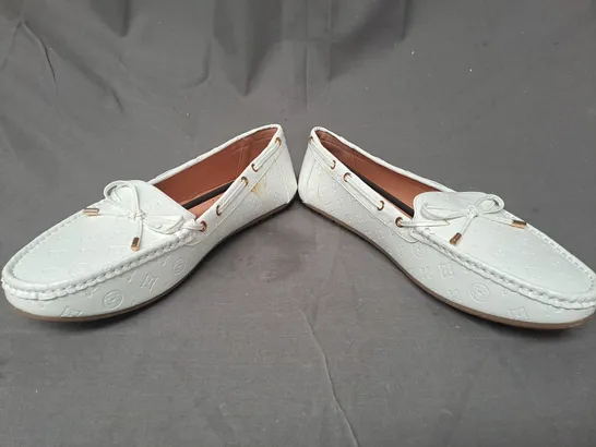 BOXED PAIR OF DESIGNER LOAFERS IN WHITE EU SIZE 41