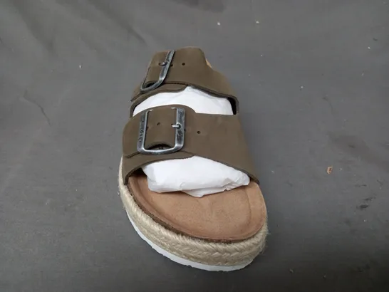 BOXED PAIR OF LAZY DOGS FOOTBED SANDALS IN KHAKI SIZE 6