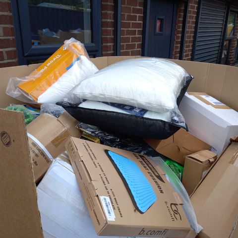PALLET OF ASSORTED SOFT FURNISHINGS TO INCLUDE; PREMIUM GEL SEAT CUSHION, ARTSCOPE THROW PILLOW, WEIGHTED BLANKET AND EXPANDING HOSE