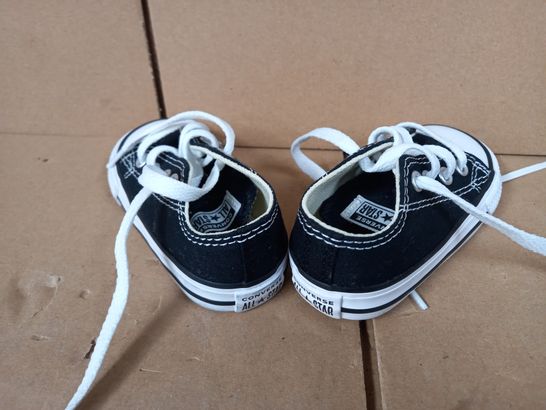 BOXED PAIR OF DESIGNER BABY SHOES IN THE STYLE OF CONVERSE IN NAVY/WHITE SIZE 4