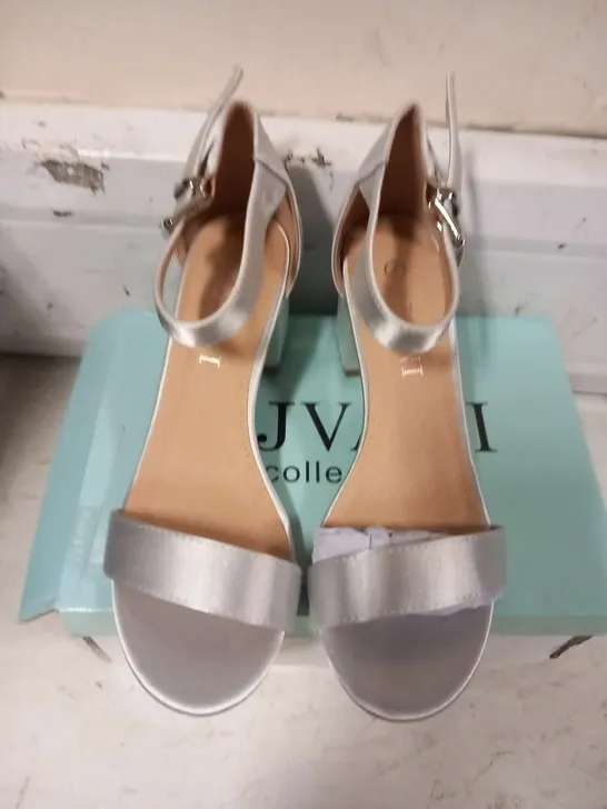 BOXED AJVANI COLLECTION HALLIE SILVER SATIN SIZE 4