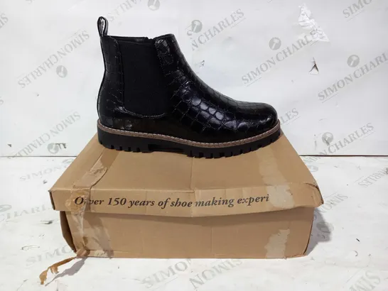 BOXED PAIR OF CUSHION-WALK SIDE ZIP BOOTS IN BLACK UK SIZE 8