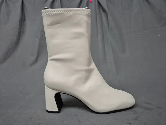 PAIR OF PULL & BEAR BLOCK HEEL ANKLE BOOTS IN CREAM UK SIZE 5