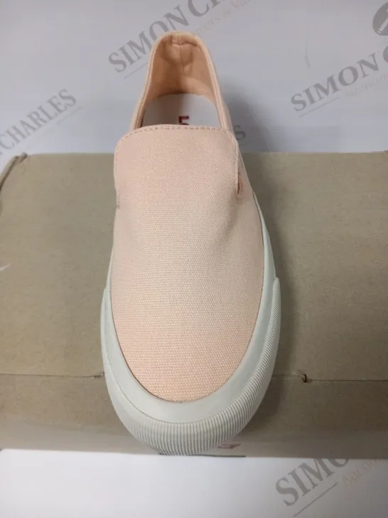 BOXED LEVI'S SLIP ON LOW CANVAS SHOE SIZE 6.5