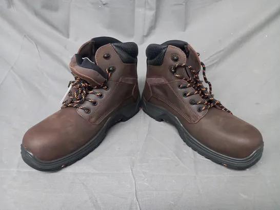 BOXED PAIR OF V12 BOOTS IN BROWN UK SIZE 8