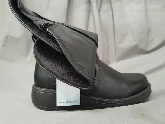 BOXED PAIR OF AJVANI COLLECTION ANKLE BOOTS IN BLACK SIZE 7