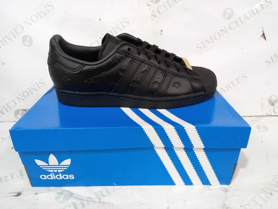 BOXED PAIR OF ADIDAS SUPERSTAR SHOES IN BLACK UK SIZE 7.5