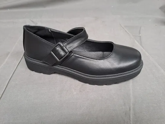 BOX OF APPROXIMATLY 10 BLACK LILLEY SHOE IN VARIOUS SIZES 