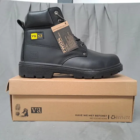 BOXED PAIR OF VA HIGH ANKLE SAFETY BOOTS IN BLACK UK SIZE 12