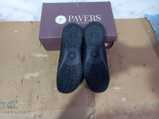 BOXED PAIR OF PAVERS SIZE 39