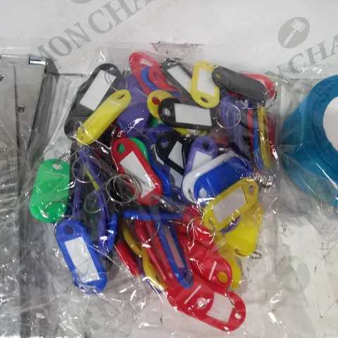 LOT OF APPROXIMATELY 10 ASSORTED HOUSEHOLD ITEMS TO INCLUDE ZINC STRAP HINGE PAIR, BAG OF KEY TAGS, PEACOCK BLUE SATIN RIBBON, ETC