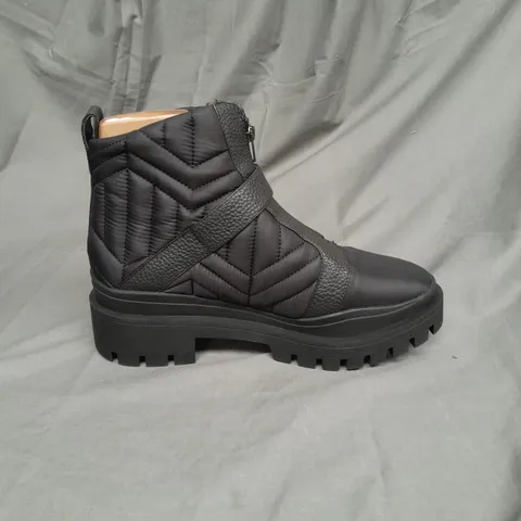VIONIC LADIES QUILTED BLACK ZIP FASTENING BOOTS SIZE 7