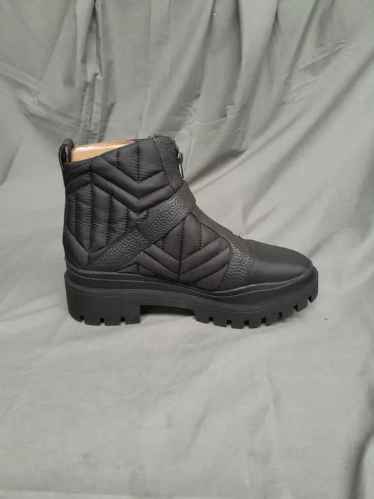 VIONIC LADIES QUILTED BLACK ZIP FASTENING BOOTS SIZE 7