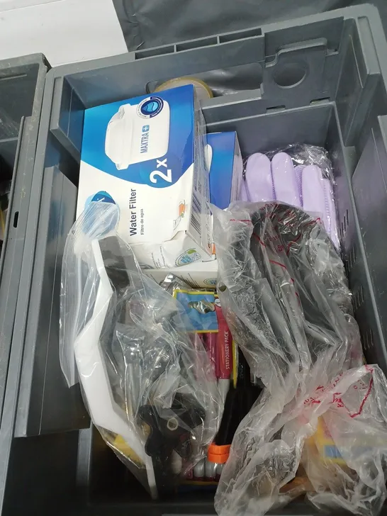 BOX OF APPROXIMATELY 20 ASSORTED HOUSEHOLD ITEMS TO INCLUDE CUTTING WHEELS, DRINKS BOTTLE AND SHARPIE MARKERS