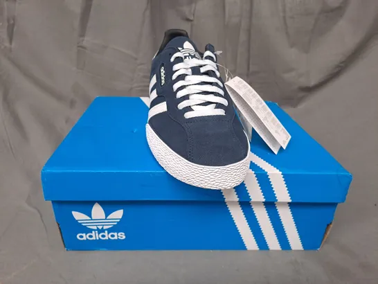 BOXED PAIR OF ADIDAS SAMBA SUPER SUEDE SHOES IN NAVY/WHITE UK SIZE 9.5