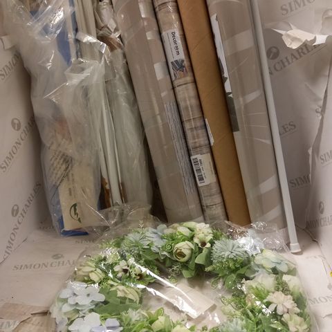 LOT OF 5 ASSORTED DECORATIVE ITEMS TO INCLUDE WALLPAPER , LED PURIFICATION FIXTURE , WREATH ECT