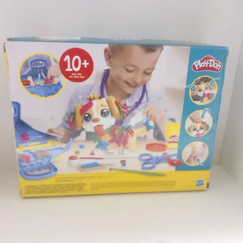 THREE ASSORTED PRODUCTS TO INCLUDE; PLAY DOH CAR N CARRY VET, CRAYOLA TWISTABLES AND CRAYOLA ICE CREAM DOUGH PLAYSET