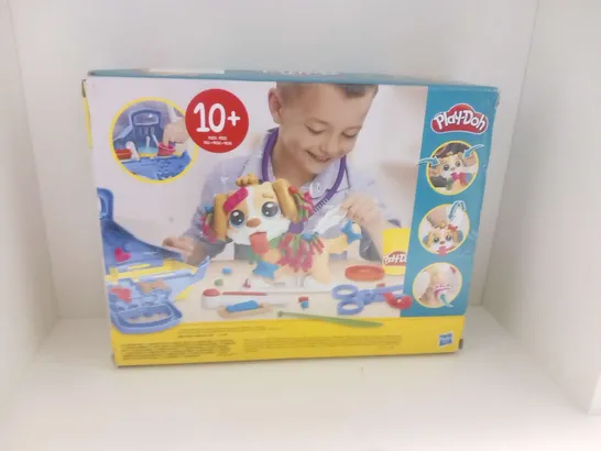 THREE ASSORTED PRODUCTS TO INCLUDE; PLAY DOH CAR N CARRY VET, CRAYOLA TWISTABLES AND CRAYOLA ICE CREAM DOUGH PLAYSET