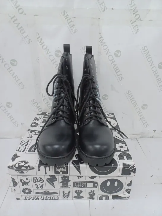 KOI FOOTWEAR MENS BLACK ANIMAL FREE MILITARY BOOTS SIZE 7