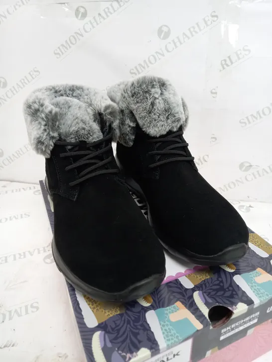 BOXED SKETCHERS GOWALK BOOTS IN BLACK WITH FUR TOP - UK SIZE 7