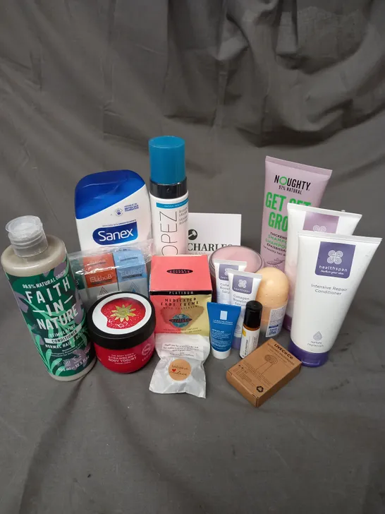 APPROXIMATELY 20 ASSORTED COSMETIC PRODUCTS TO INCLUDE THE BODY SHOP STRAWBERRY BODY YOGHURT, HEALTHSPAN THICKENING CAFFEINE SHAMPOO, LA ROCHE POSAY FOAMING GEL ETC. 