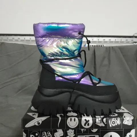 BOXED PAIR OF KOI RAINBOW SNOW BOOTS SIZE 6