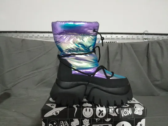 BOXED PAIR OF KOI RAINBOW SNOW BOOTS SIZE 6