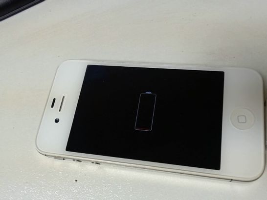 WHITE APPLE IPHONE 4S MODEL A1387 3331214-Simon Charles Auctioneers