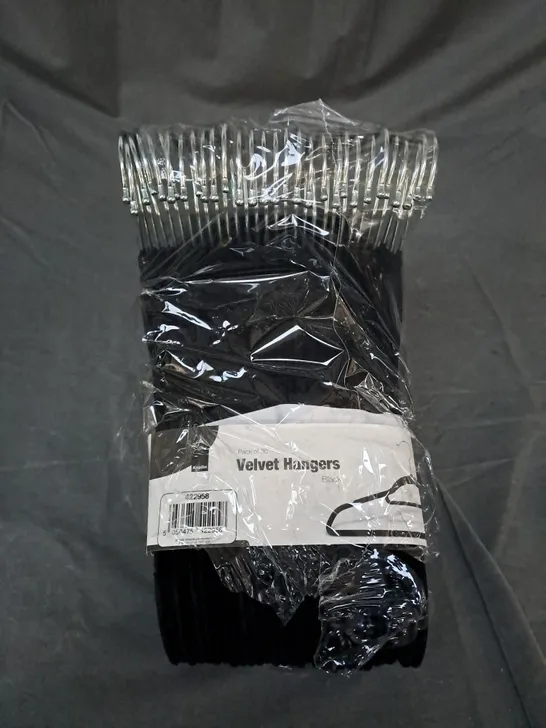 PACK OF 30 VELVET HANGERS