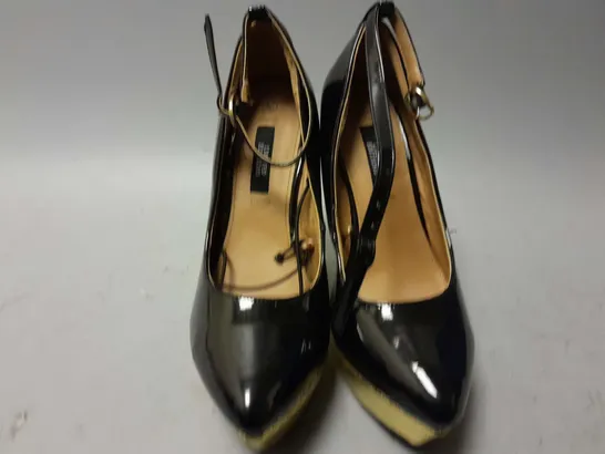 APPROXIMATELY 8 ASSORTED LOOSE PAIRS OF PRIMARK RAISED FOOT HEELS IN BLACK/GOLD IN VARIOUS SIZES