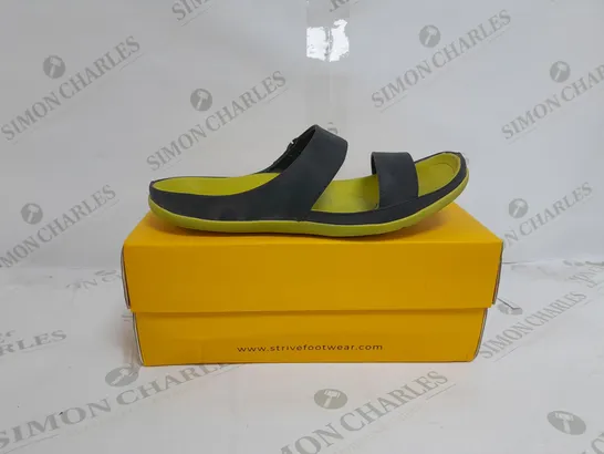 BOXED PAIR OF STRIVE SANDALS IN BLACK/CITRUS SIZE 6